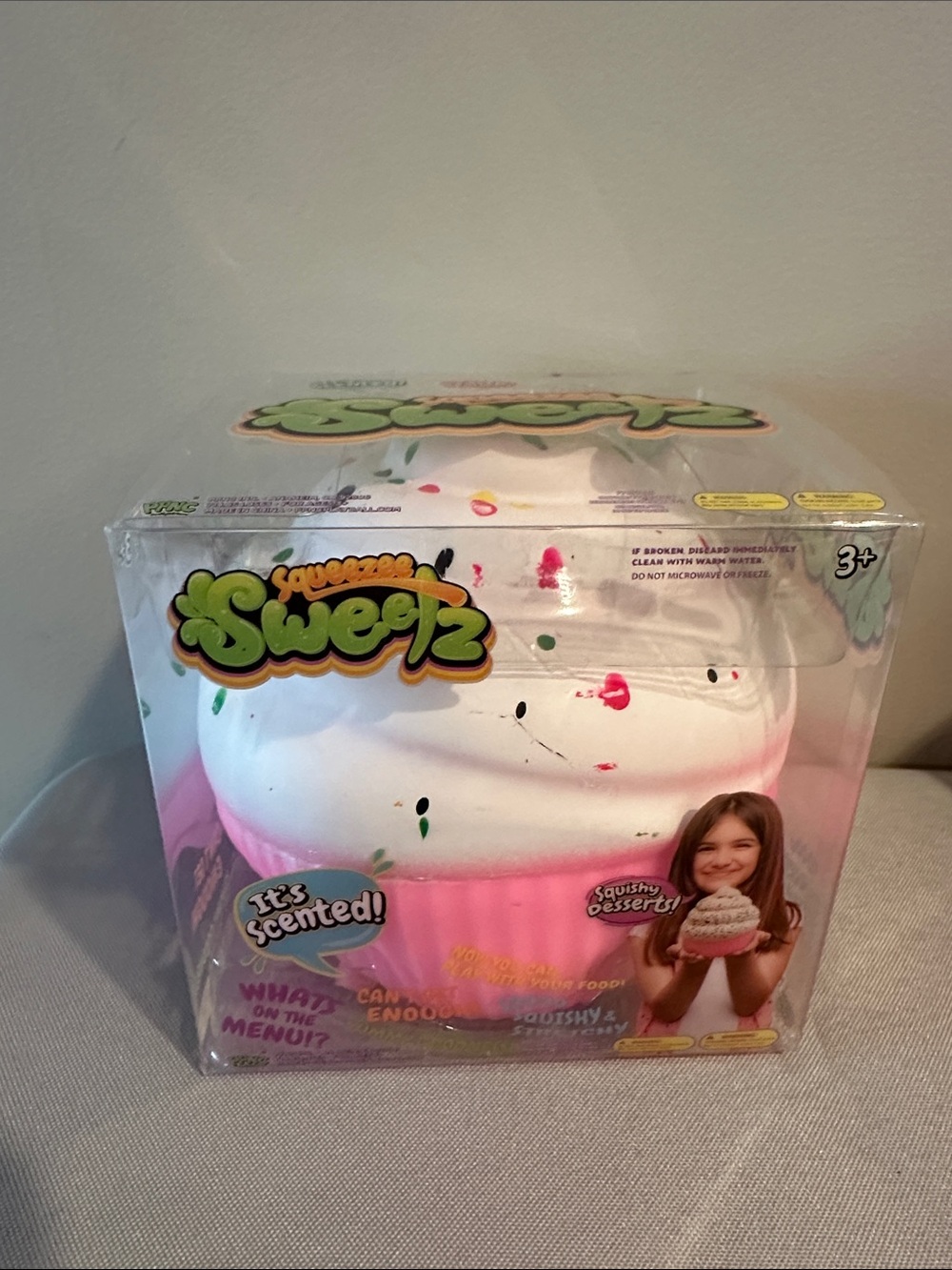 Squeezy Scented Cupcake squishy NWT